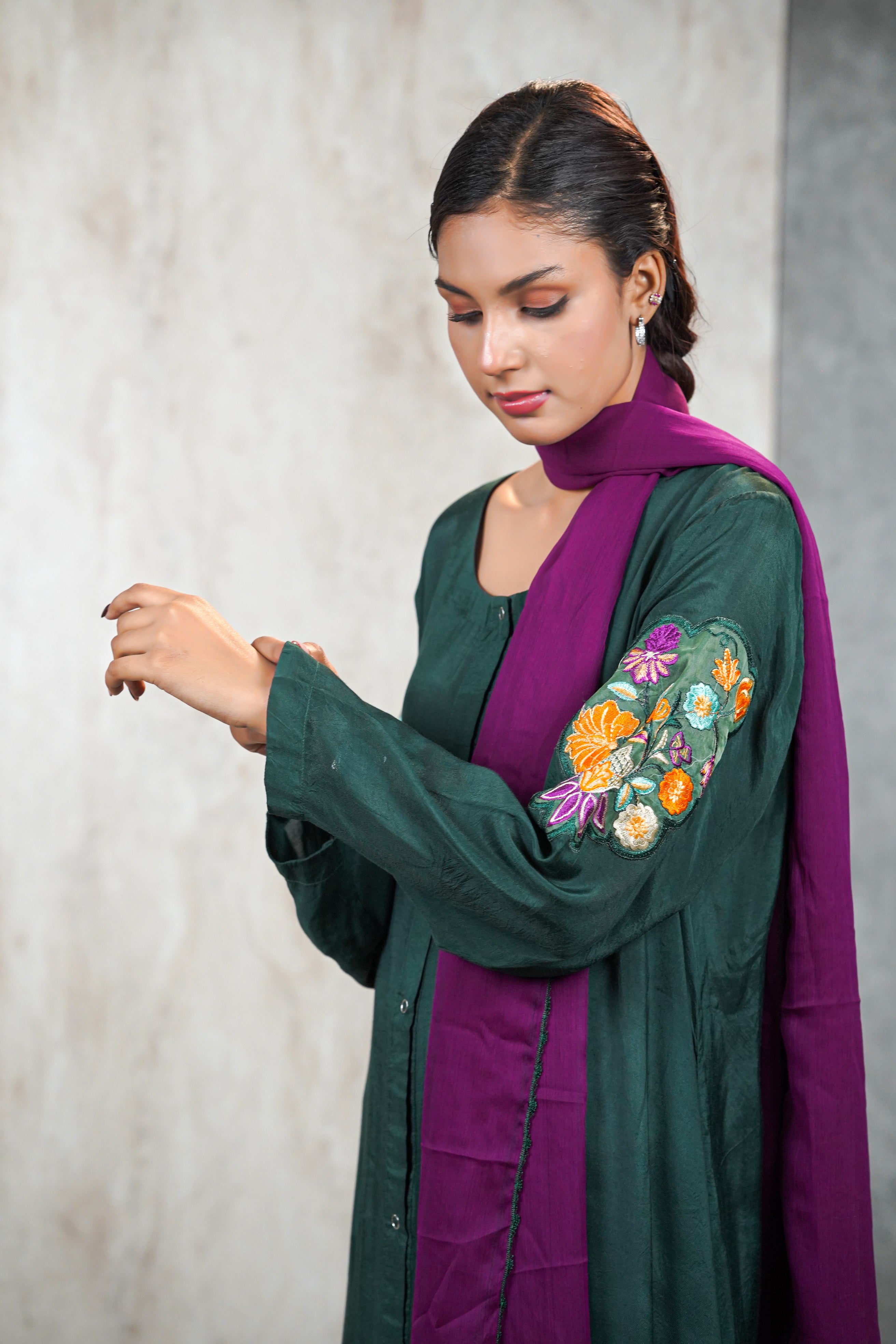 Emerald Bloom Abaya – Hand-Embroidered Floral Elegance